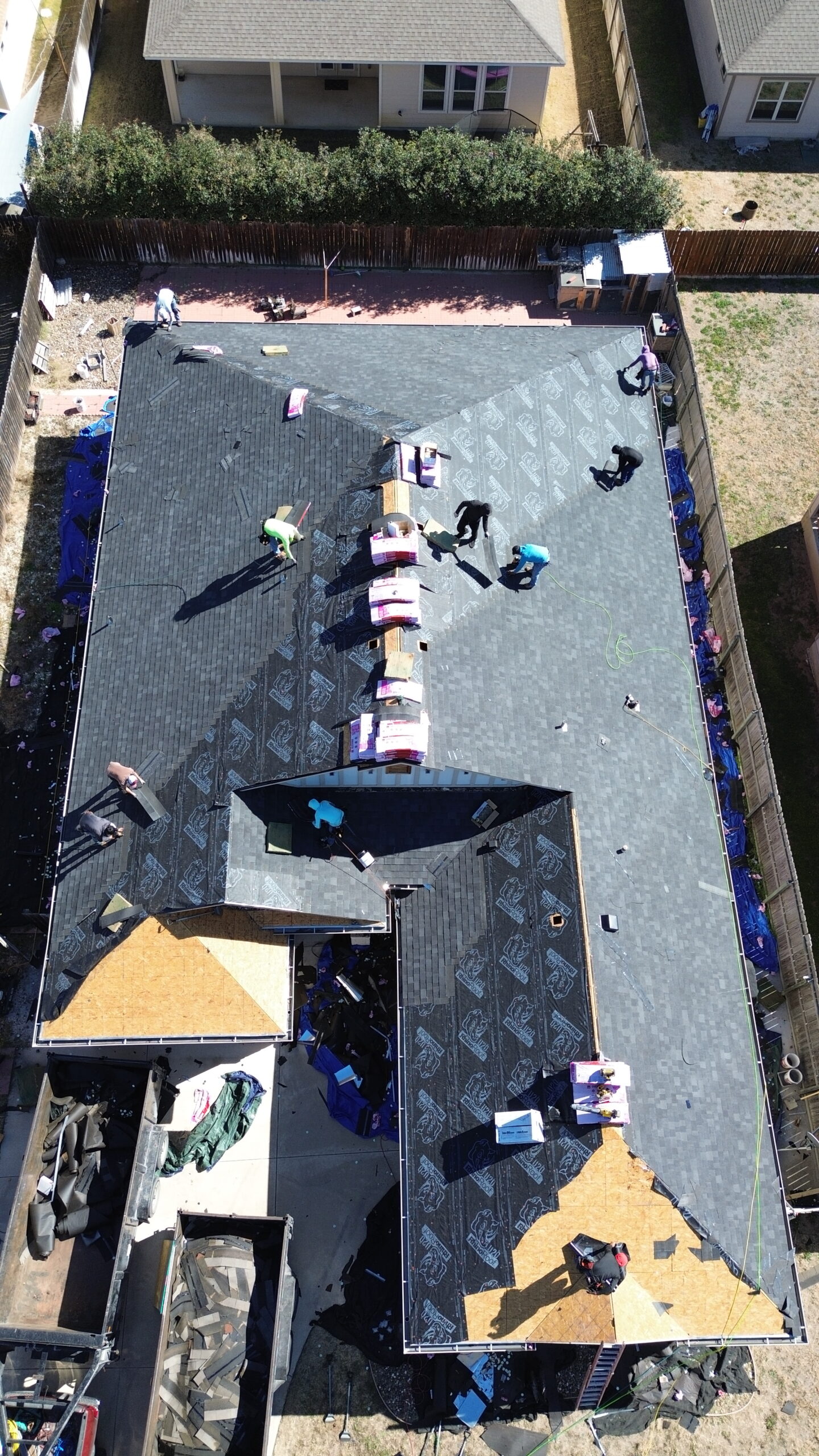Roofing experts near Lytle, TX